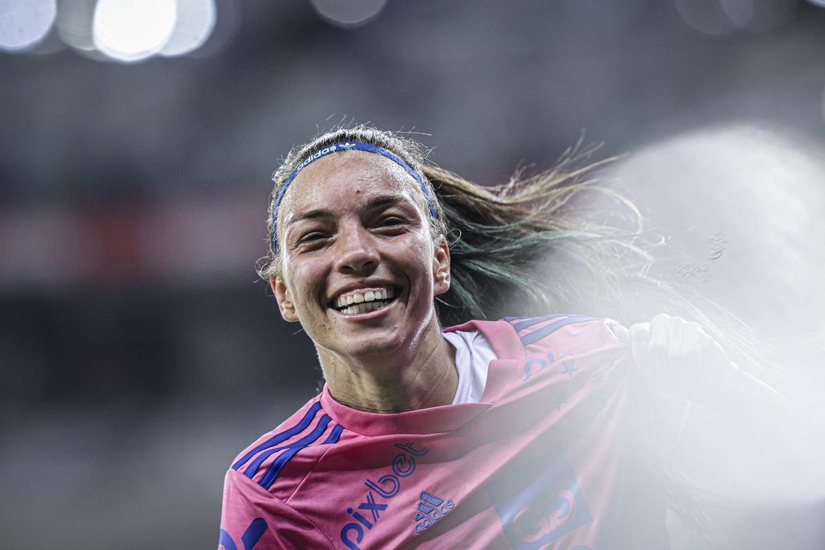 Em preliminar de Cruzeiro x Ituano pela Srie B, o time feminino da Raposa, conhecido como Cabulosas, goleou o Araguari por 8 a 0 pela terceira rodada do Campeonato Mineiro Feminino. Equipe cruzeirense estreou o uniforme rosa, confeccionado pela Adidas em homenagem  campanha Outubro Rosa, de conscientizao contra o cncer de mama