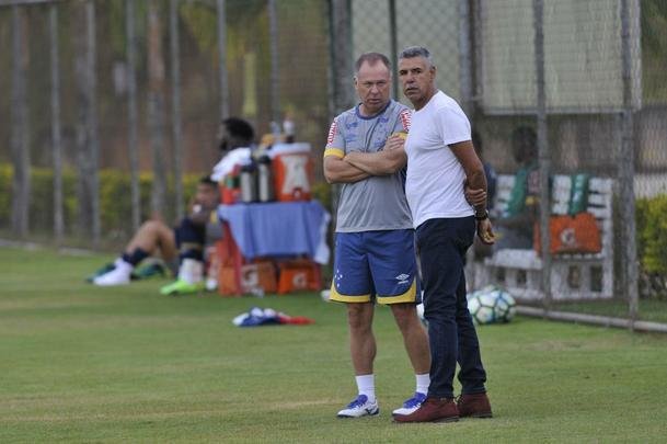 Ex-volante de Cruzeiro e Atltico e hoje treinador, Cerezo passar duas semanas na Toca da Raposa II para acompanhar o trabalho de Mano Menezes
