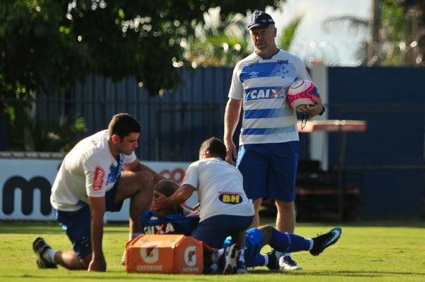 Sem Thiago Neves, que est com desgaste na panturrilha, Mano Menezes escalou o time titular do Cruzeiro no coletivo com Fbio; Lucas Romero, Leo, Murilo e Egdio; Henrique e Ariel Cabral; Robinho, Arrascaeta e Rafinha; Fred. Os reservas atuaram com Rafael; Arthur, Digo, Manoel e Marcelo Hermes; Lucas Silva, Nonoca e Bruno Silva; Rafael Marques, Rafael Sobis e Judivan