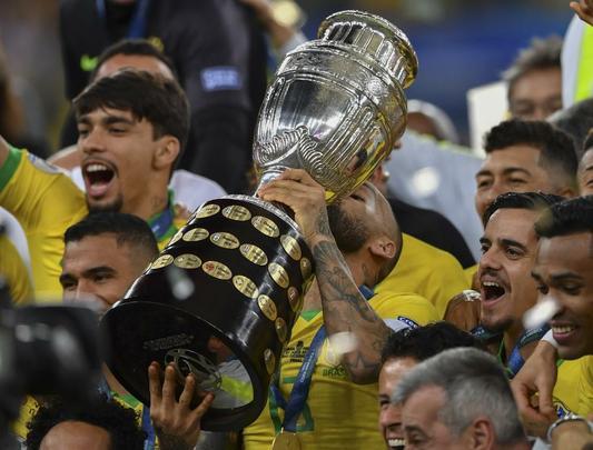 Seleção Brasileira derrota Peru por 3 a 1, conquista Copa América e ergue a taça no Maracanã; veja as fotos da festa do Brasil