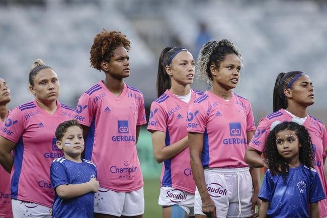 Em preliminar de Cruzeiro x Ituano pela Srie B, o time feminino da Raposa, conhecido como Cabulosas, goleou o Araguari por 8 a 0 pela terceira rodada do Campeonato Mineiro Feminino. Equipe cruzeirense estreou o uniforme rosa, confeccionado pela Adidas em homenagem  campanha Outubro Rosa, de conscientizao contra o cncer de mama