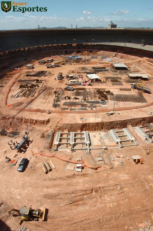 10/10/2011 - Estdio  um verdadeiro canteiro de obras. Na parte superior, comea preparao para ampliao da cobertura de 29m para 55m
