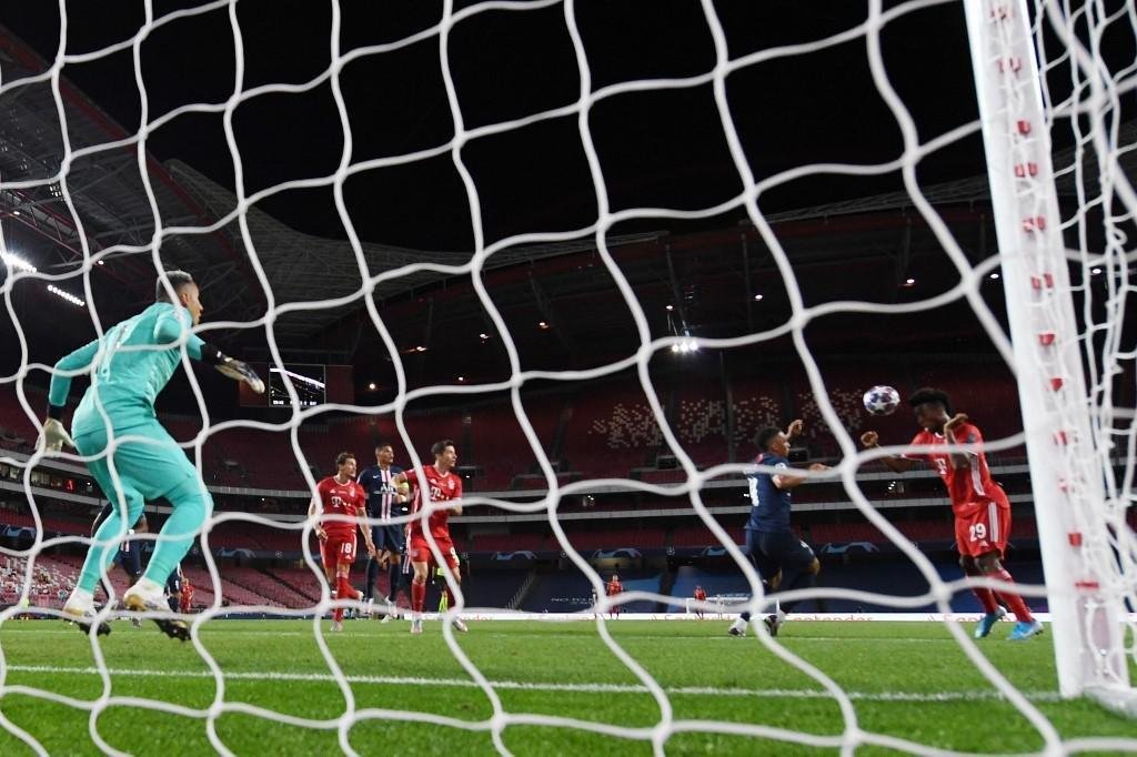 No segundo tempo, Kingsley Coman colocou o Bayern em vantagem com gol de cabeça: 1 a 0
