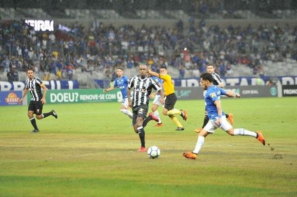Fotos de Cruzeiro x Cear, no Mineiro, em jogo atrasado da 27 rodada do Brasileiro