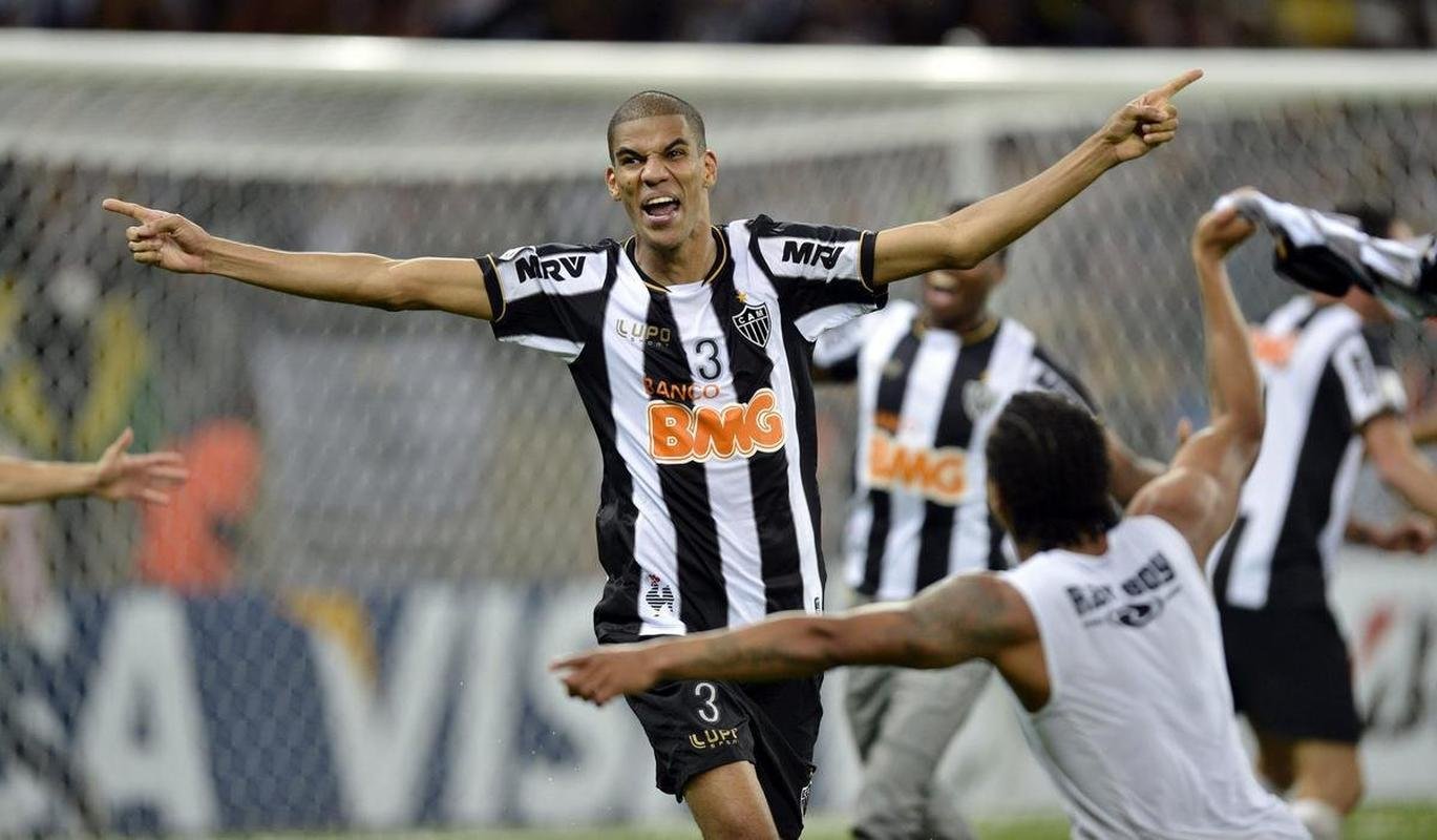 Copa Libertadores (2013) - O ttulo mais importante da histria do Atltico foi conquistado contra o Olimpia, no Mineiro. Aps derrota por 2 a 0 no Paraguai, no jogo de ida, a equipe comandada pelo tcnico Cuca devolveu o placar no Mineiro (J e Leonardo Silva marcaram) e garantiu o ttulo na disputa por pnaltis: 4 a 3. Como na final, a campanha da conquista histrica da gerao de Ronaldinho Gacho e cia. foi marcada por reviravoltas