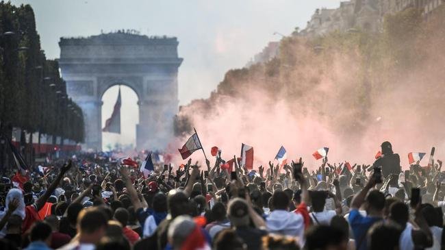 Torcedores franceses tomaram principais pontos tur�sticos e avenidas de Paris para celebrar o bi mundial