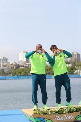 Ap�s subirem ao p�dio, Isaquias e Erlon comemoraram medalha de prata com a torcida e familiares
