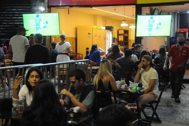 Torcedores do Cruzeiro acompanham jogo com o Confiana pela TV em bares de Belo Horizonte