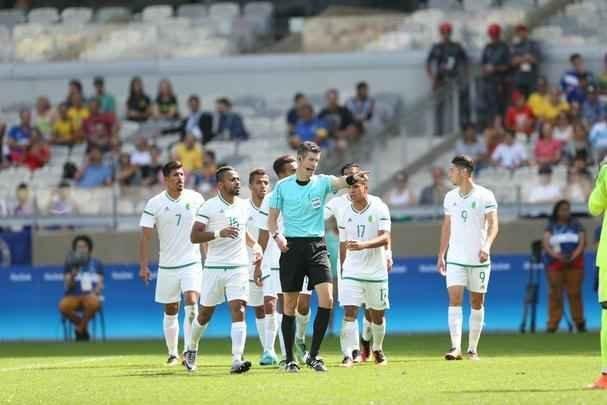 Portugal e Arglia empataram por 1 a 1 no Mineiro. Resultado fez os lusitanos avanarem s quartas de final em primeiro. Honduras passou em segundo. Surpreendentemente, Argentina est eliminada dos Jogos do Rio j na primeira fase do futebol masculino 