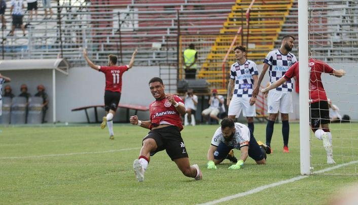 Brasil de Pelotas - foi lanterna do Grupo B do primeiro turno do Campeonato Gaúcho, com apenas quatro pontos em cinco rodadas (uma vitória, um empate e três derrotas). Na Copa do Brasil, avançou à segunda fase ao empatar por 3 a 3 com o Gama, no Distrito Federal. O atacante Wesley Pacheco, ex-América, e o meia Wellington Simião, ex-Avaí e Coritiba, estão entre os principais jogadores do elenco xavante.
