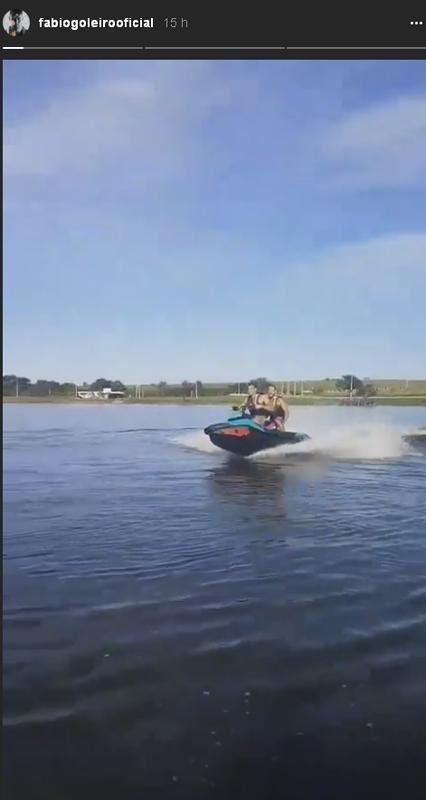 Jogadores do Cruzeiro no carnaval 2018: goleiro Fbio em rol de jet ski