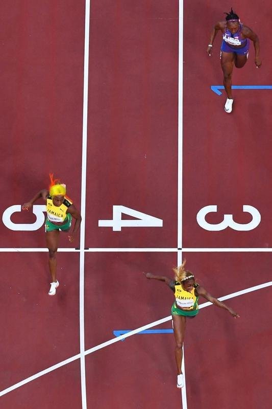Fotos espetaculares da vitria da jamaicana Elaine Thompson-Herah nos 100m rasos dos Jogos Olmpicos de Tquio com o tempo de 10s61. A velocista quebrou o recorde olmpico e comandou o pdio jamaicano ao lado de Ann Fraser-Pryce, prata, e Shericka Jackson, bronze.