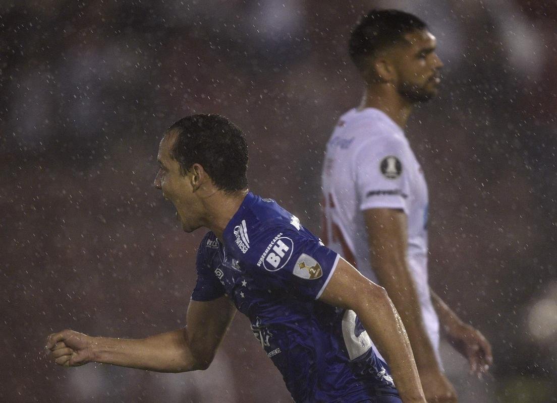 Lance do duelo entre Huracn e Cruzeiro, em Buenos Aires, pelo Grupo B da Copa Libertadores