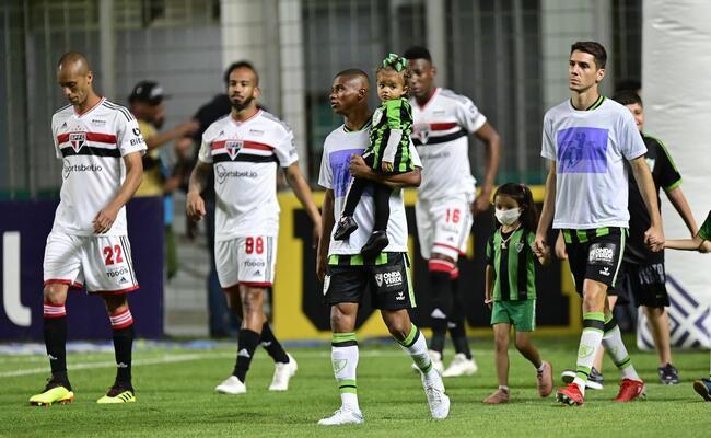 Jogadores durante duelo entre Amrica e So Paulo, pelo Brasileiro 