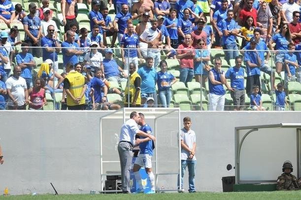 Na reta final do jogo, Grmio ampliou para 4 a 1 e jogadores como Thiago Neves e Edilson foram muito vaiados, assim como o vice-presidente de futebol Itair Machado