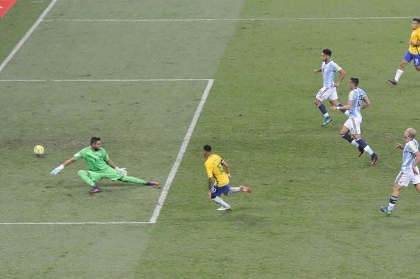 Neymar marca o segundo do Brasil aos 45 do primeiro tempo
