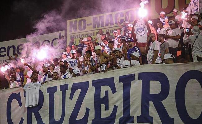 Torcedores do Cruzeiro aps a vitria sobre o Novorizontino