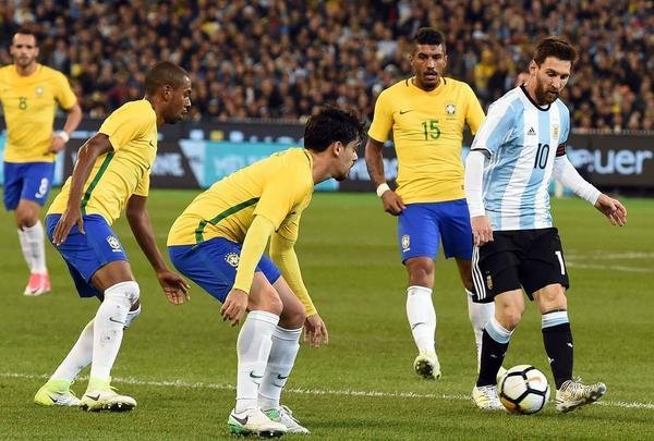 Brasil e Argentina se enfrentaram na manh desta sexta-feira, na Austrlia 