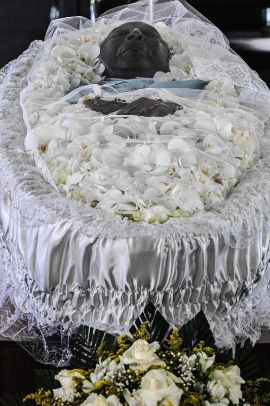 Os ltimos momentos do velrio de Pel, na Vila Belmiro, estdio do Santos. 