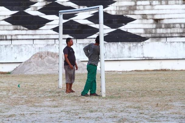 Grama nova foi plantada no último mês, em novembro, e já brotou, mas a aparência, até o momento, é de folhas ainda secas
