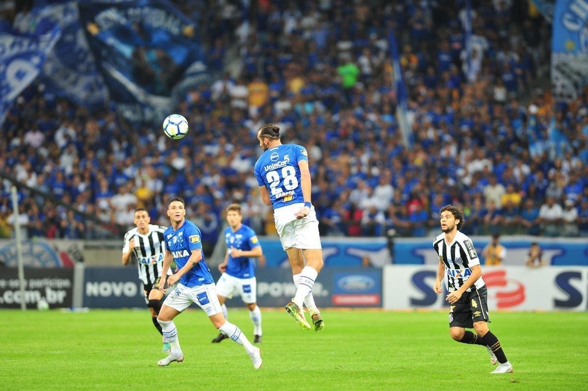 Fotos do primeiro tempo, no Mineiro; Thiago Neves abriu o placar para o Cruzeiro, e Gabriel Barbosa empatou para o Santos