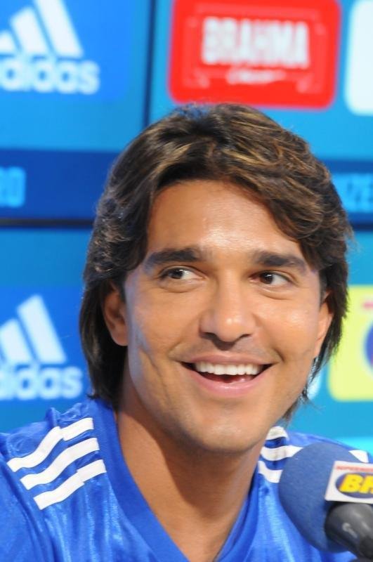 Fotos da apresentao do atacante Marcelo Moreno como novo reforo do Cruzeiro para 2020. Duante entrevista, jogador foi acompanhado pela esposa Marilisy Antonelli e pela filha, Maria Clara