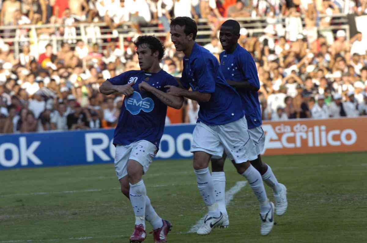 Em 2009, o Cruzeiro goleou o Atltico por 5 a 0 no jogo de ida da final do Campeonato Mineiro, com comemorao polmica de Kleber. A Raposa foi campe naquele ano. 