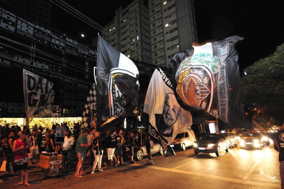 Fotos da festa da torcida do Atltico na sede do clube pelo aniversrio de 110 anos
