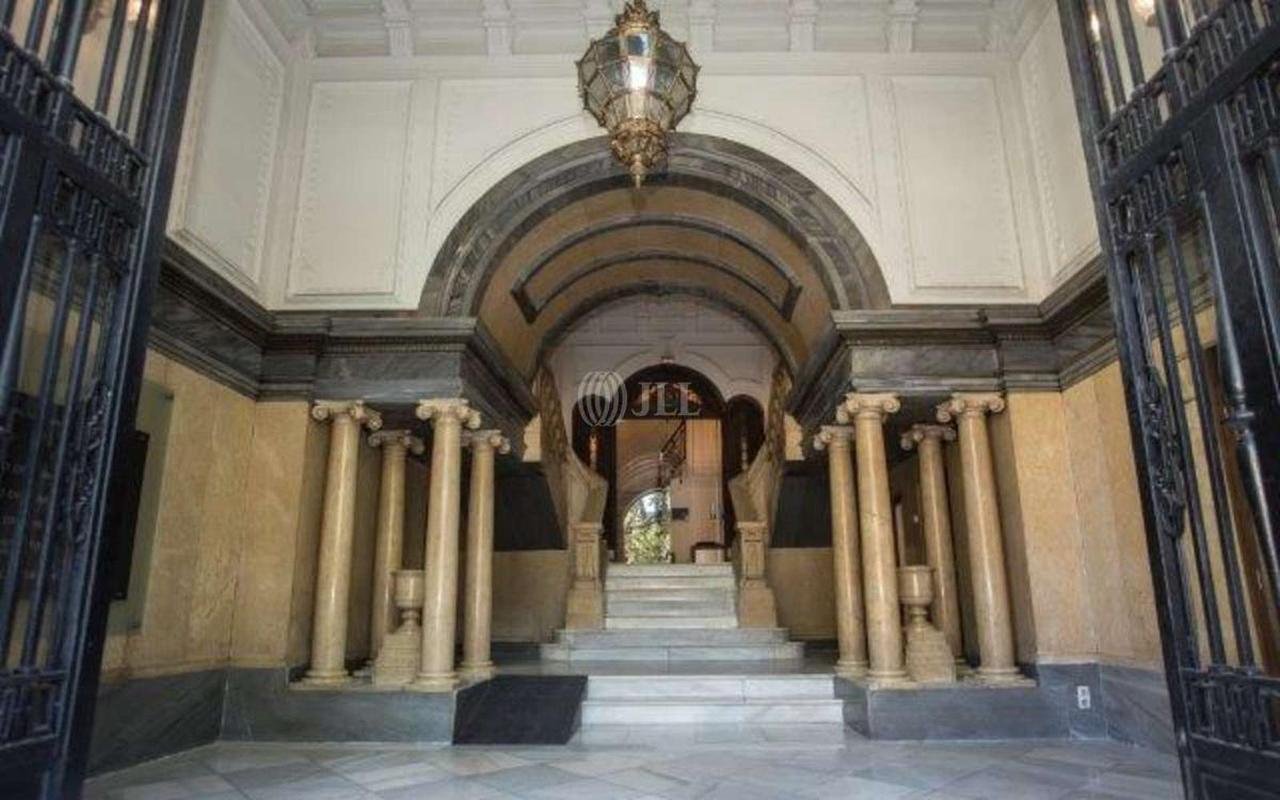 Prdio de Madri onde fica a Tara Sports Sociedad Limitada, empresa pela qual Ronaldo se tornou scio majoritrio do Real Valladolid e do Cruzeiro