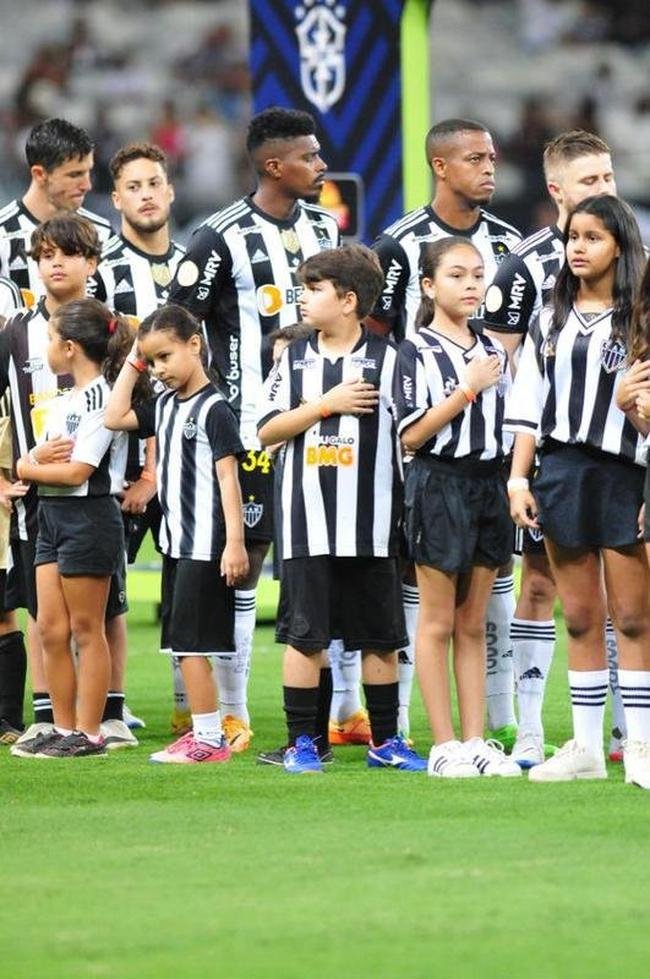 Mascotinhos do Atltico no jogo contra o Juventude, no Mineiro, pelo Campeonato Brasileiro de 2022