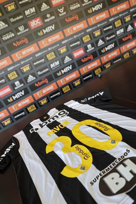 Fotos da apresentao do atacante Pavn no Atltico