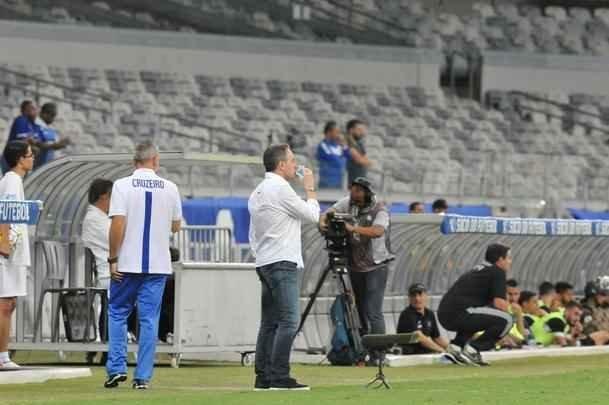 Veja as reaes do tcnico Paulo Bento na estreia pelo Cruzeiro, no duelo contra o Figueirense