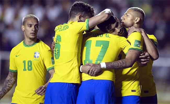 Antony, Alex Telles, Paquetá e Richarlison comemoram gol de Bruno Guimarães: Brasil arrasador 