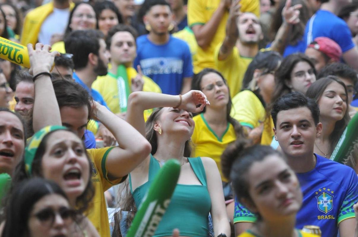 Torcedores se concentraram nos bares da Savassi, em Belo Horizonte, para acompanhar o jogo entre Brasil x Camares pela Copa do Mundo