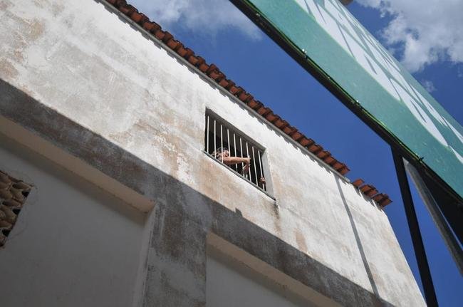 Placa instalada pelo América em frente à janela de vizinha do Independência traz a frase 'o primeiro decacampeão do mundo'