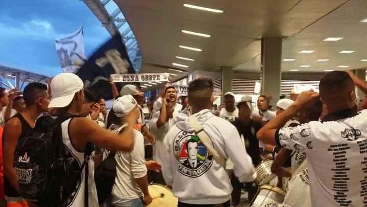 Jogadores retornaram a Minas Gerais e foram recepcionados por torcedores no Aeroporto de Confins