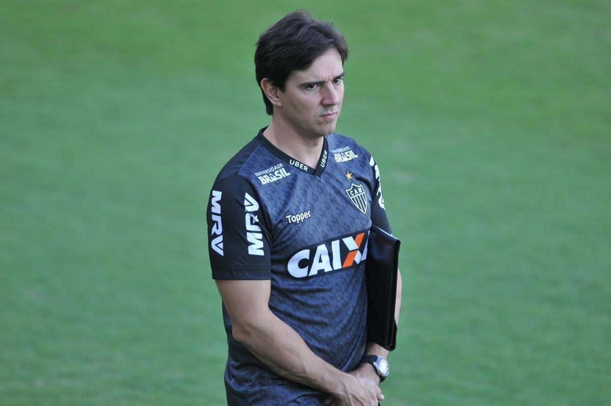 Thiago Larghi - Thiago Larghi assumiu o Atltico em 2018, aps a demisso de Oswaldo de Oliveira. O atual treinador comandou o time em 32 jogos como interino at ser efetivado pelo presidente Srgio Sette Cmara. Depois disso, foram mais nove partidas. Os nmeros gerais mostram 20 vitrias, nove empates e 12 derrotas.