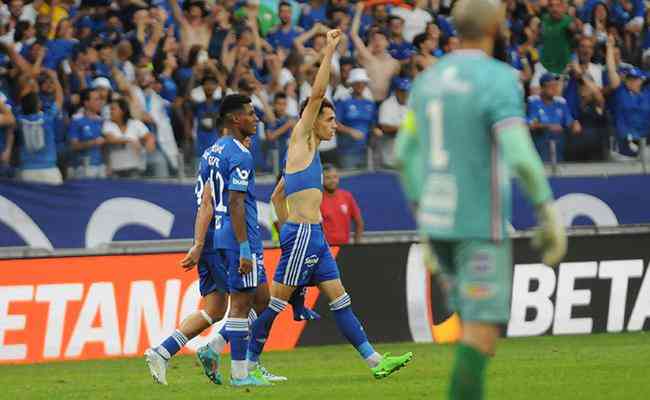 Stênio comemora o gol que deu vitória ao Cruzeiro sobre o Bahia no Mineirão