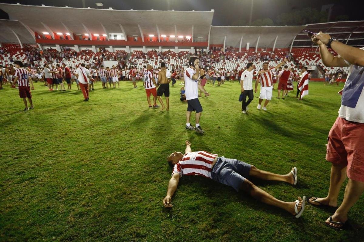 A felicidade alvirrubra invadiu o gramado após a vitória em cima do Paysandu, em cobranças da marca penal.