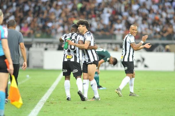 Marquinhos abriu o placar para o Atltico sobre o Gois com chute cruzado