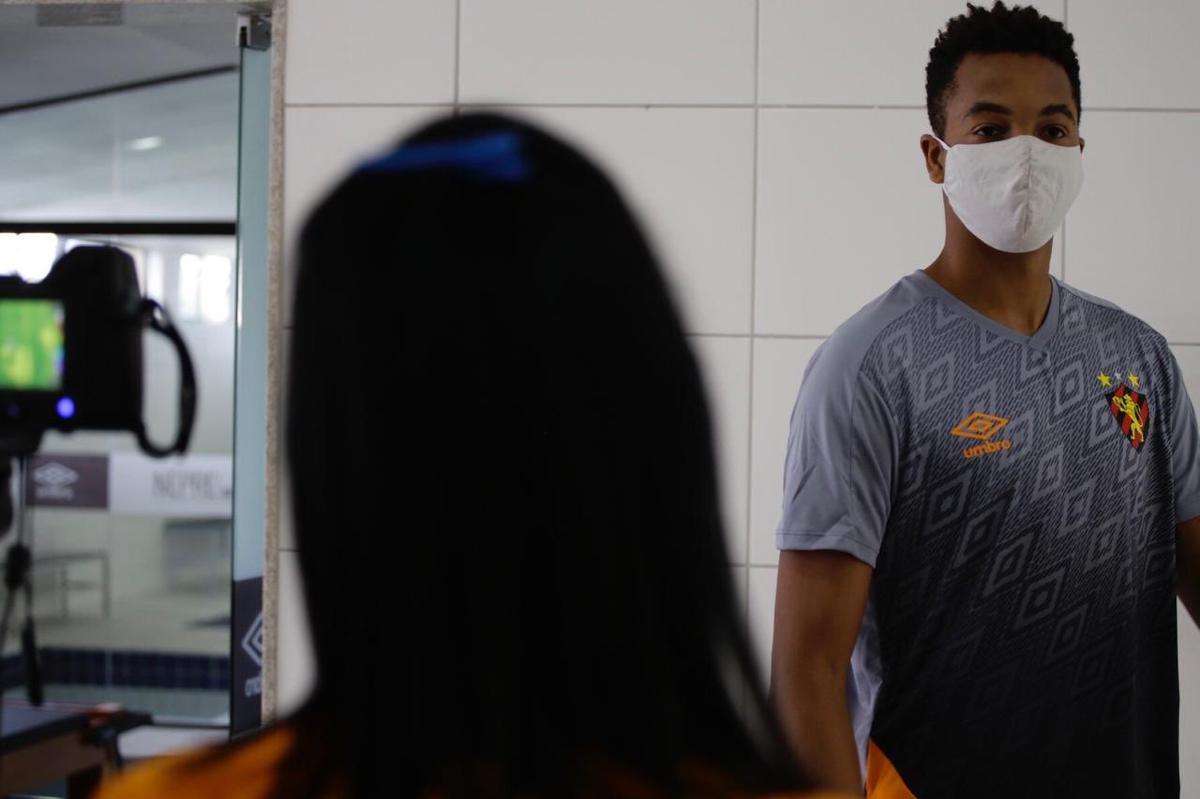 Jogadores do Sport já chegam uniformizados e serão submetidos diariamente a testes por aferição de temperatura e medição de oxigênio
