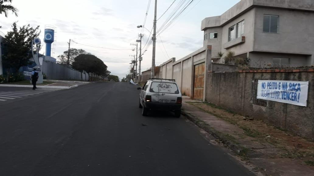 Faixas de apoio ao Cruzeiro so estendidas em Belo Horizonte antes da partida contra o FLuminense