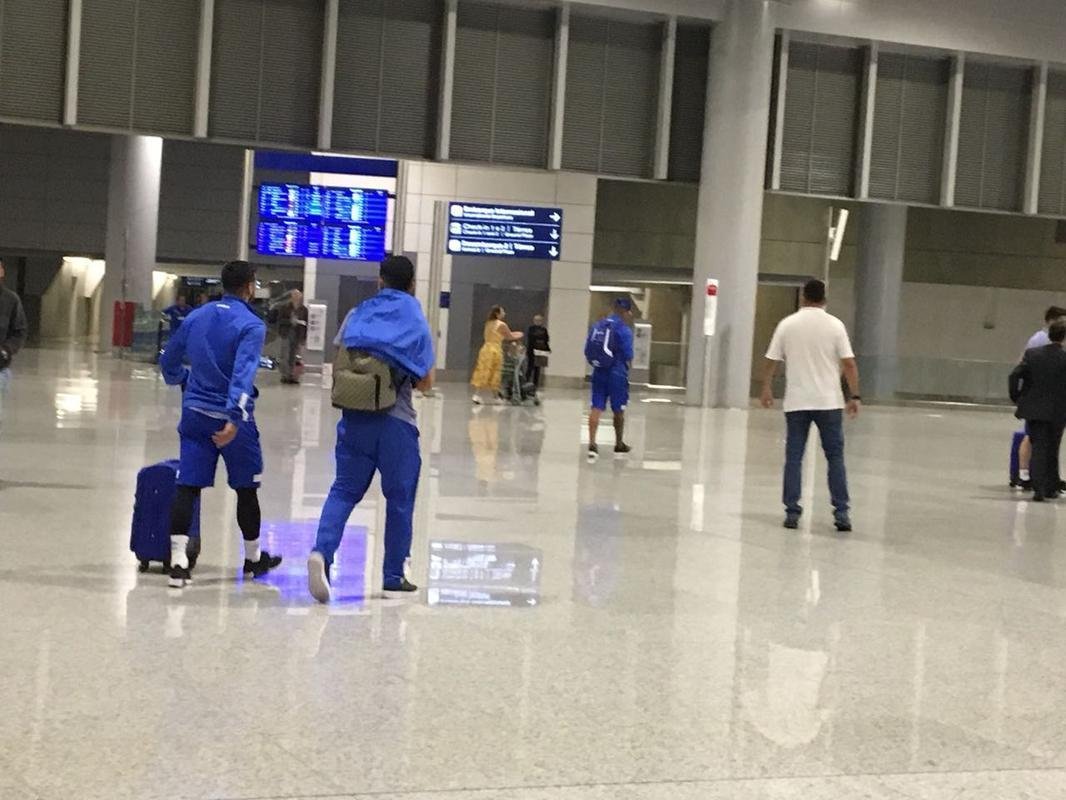 Delegao do Cruzeiro foi composta por 23 jogadores em viagem para Buenos Aires, na Argentina, local da partida de quarta, s 21h45, contra o Boca Juniors, pela Copa Libertadores. Meia uruguaio De Arrascaeta foi vetado e permaneceu em Belo Horizonte.