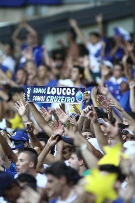 Torcida acompanha com ansiedade a vitria do Cruzeiro sobre o Grmio
