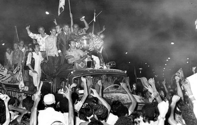 Festa em Belo Horizonte na chegada dos campees brasileiros de 1971. Jogadores, dirigentes e comisso tcnica do Atltico desfilaram em carro do Corpo de Bombeiros pelas ruas da capital mineira