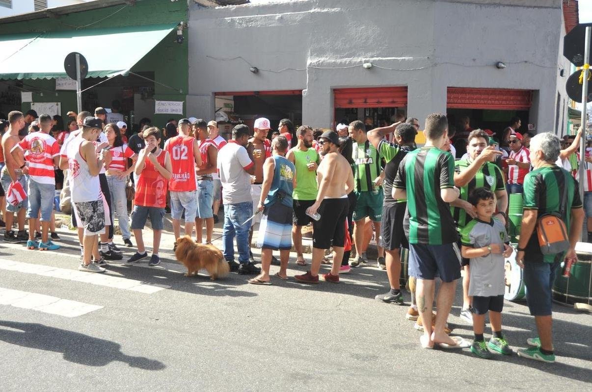Torcedores de Amrica e Villa Nova confraternizaram nas ruas do entorno do Independncia, em BH, antes do duelo pela 9 rodada do Mineiro