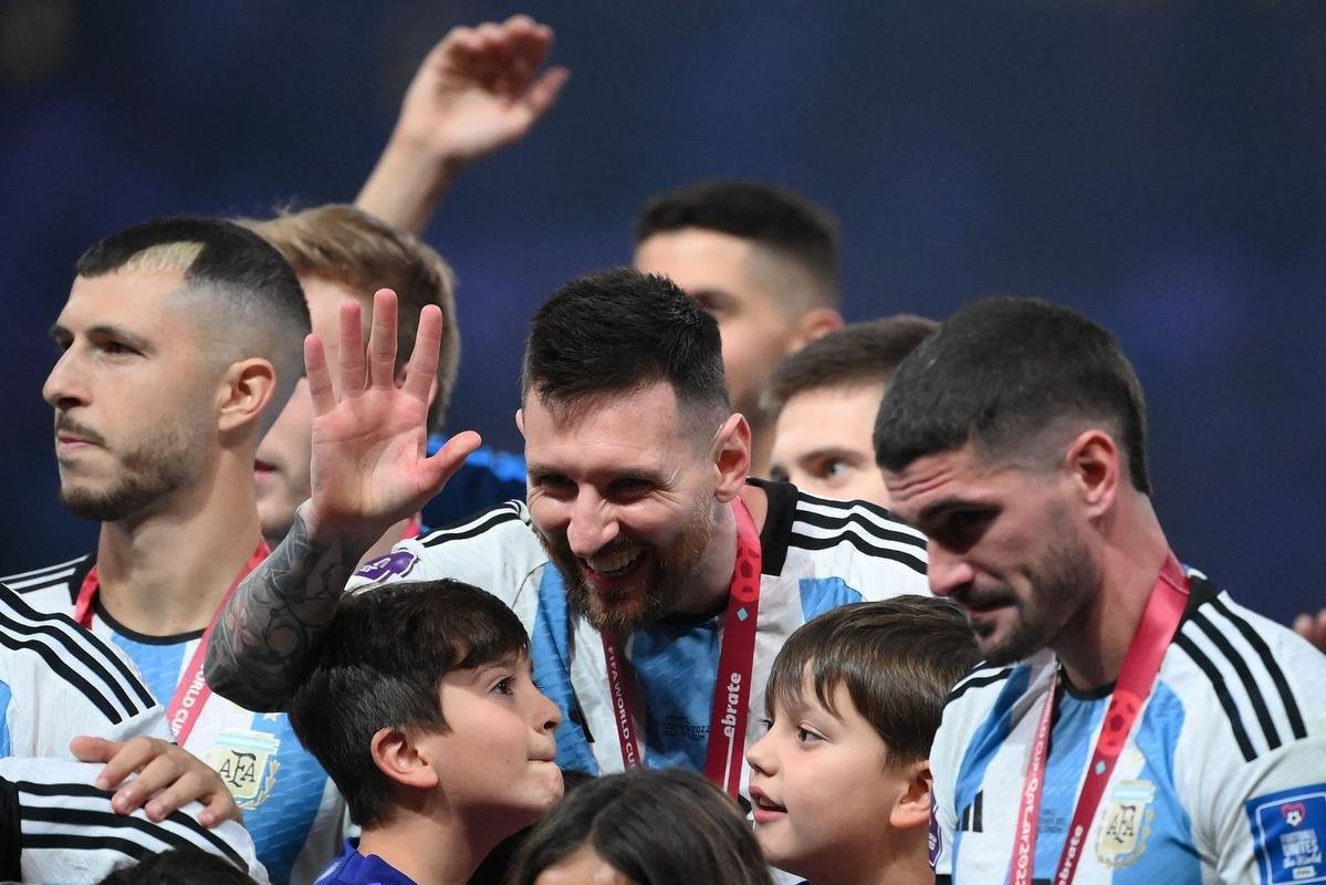 Messi ergue a taa de campeo da Copa do Mundo! Festa da Argentina no Estdio Icnico de Lusail, no Catar, com o tricampeonato mundial