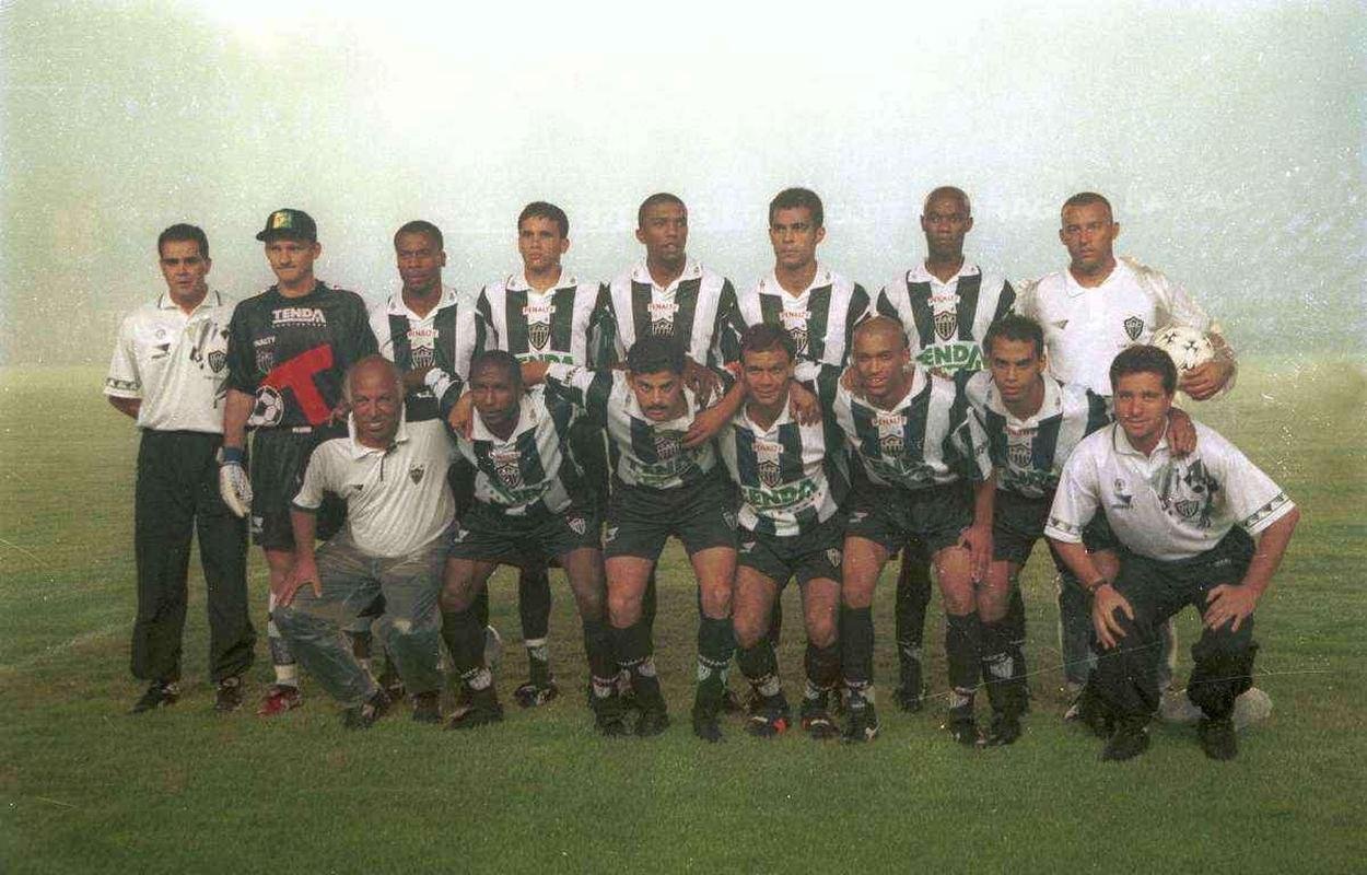Conmebol (1997) - No dia 17 de dezembro de 1997, o Galo empatou com o Lans, no Mineiro, por 1 a 1, com gol de Jorginho, e conquistou o segundo ttulo da Copa Conmebol - o clube, inclusive,  o nico bicampeo do extinto torneio sul-americano. No entanto, foi a partida de ida da deciso que ficou eternizada na memria atleticana. O Alvinegro desbancou o Lans, em pleno estdio La Fortaleza, em Buenos Aires, por 4 a 1, em partida com uma verdadeira batalha campal. Bruno, Serrizuela (contra), Hernani e Valdir Bigode marcaram os gols mineiros no jogo. Aps o apito final, os argentinos cercaram os atleticanos e comearam uma pancadaria generalizada. O treinador Emerson Leo sofreu bastante com a violncia dos argentinos