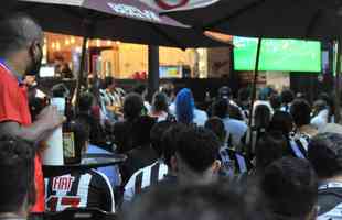Nesta quinta-feira (2), torcedores do Atltico lotaram os bares de BH para acompanhar Bahia x Galo, jogo adiado da 32 rodada do Campeonato Brasileiro. Na imagem, bares na regio da Savassi.