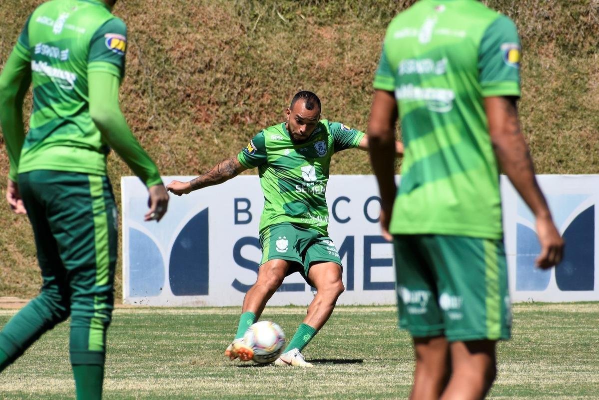 Dos dias 26 a 28 de janeiro, o Amrica realizou atividades totalmente voltadas ao confronto contra o Ava, pela 38 rodada da Srie B do Campeonato Brasileiro. Nesta sexta-feira (29), s 21h30, Coelho e Leo da Ilha se enfrentam no Independncia, em Belo Horizonte. A partida pode selar um indito tricampeonato do Amrica, que se isolaria como maior vencedor da competio. Alm disso, o elenco almeja a conquista para coroar uma temporada histrica, em que o clube foi semifinalista da Copa do Brasil.